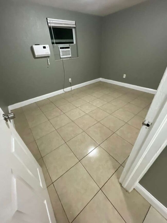 Photo - Palm River 2/1 Duplex- Move-In Ready! Apply FOR FREE today! Unit B