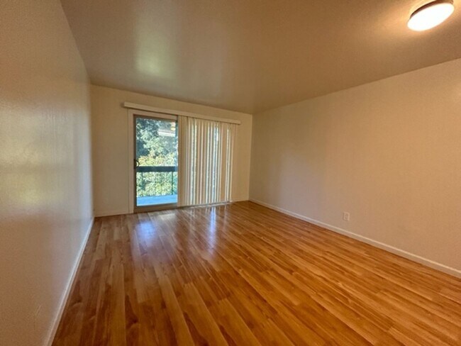 Photo - Nice Cozy 1 Bedroom Condo !!! 1 MONTHS REN... Unit 105