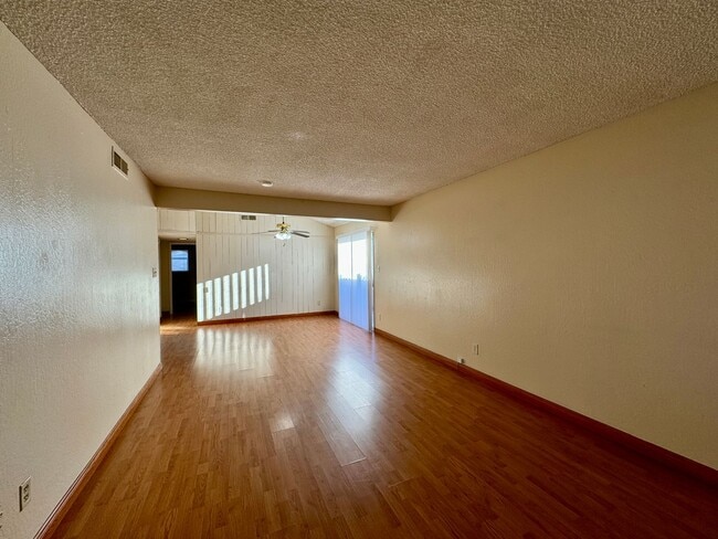 Photo - 7037-7039pe Unit 7039pe