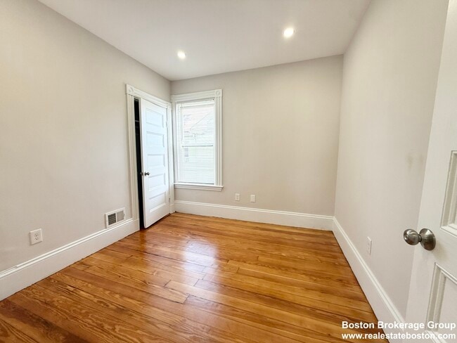 71 Saxton St