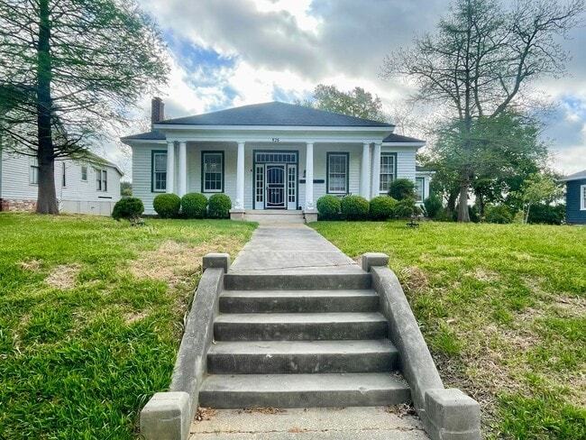 Building Photo - 828 N Jefferson St Unit A