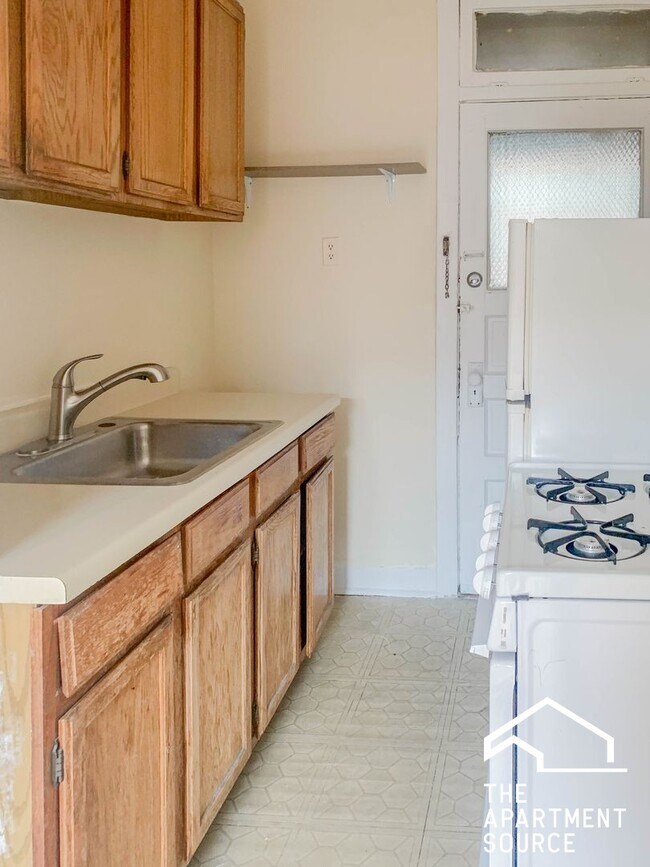 Building Photo - 516 W Cornelia Ave Unit 307