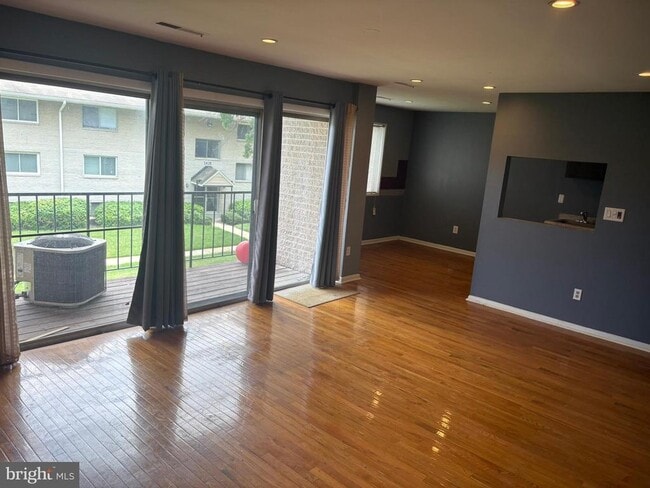Building Photo - 5424 85th Ave Unit 102