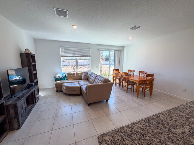 Photo - 676 Salisbury Cir