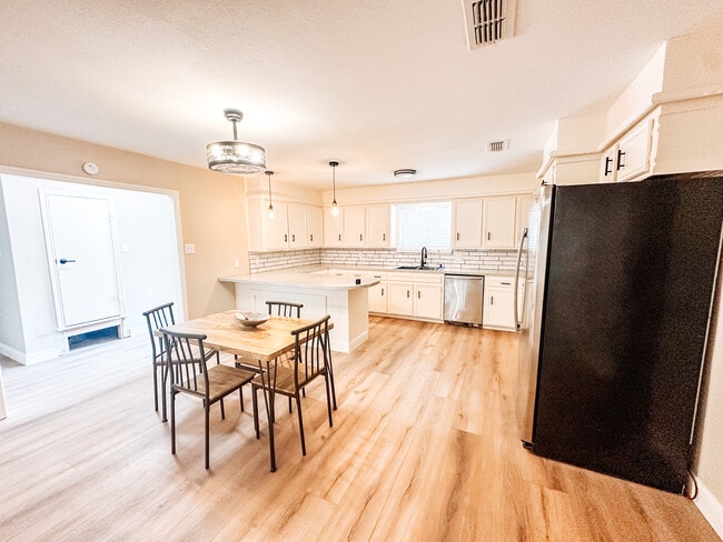 Photo - 5712 73rd St