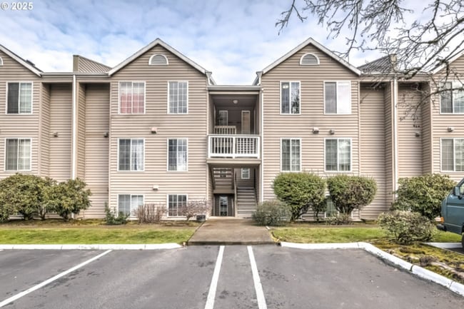 Building Photo - Updated Upper-Level Condo with Gas Firepla...