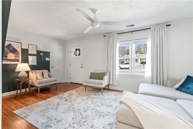 Photo - 1060 McLinden Ave SE