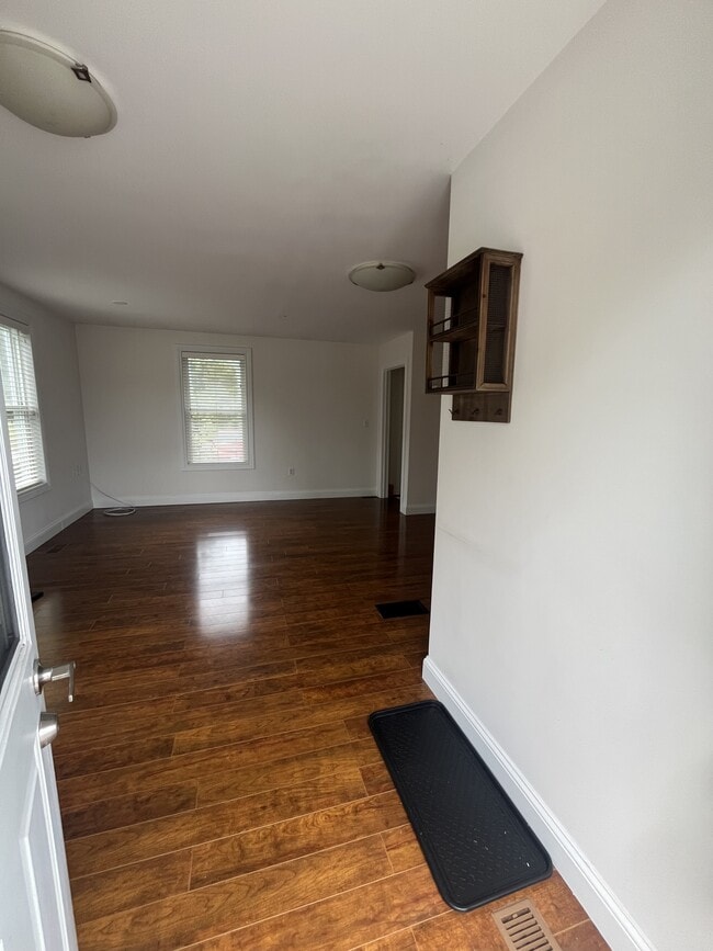 Photo - 145 Rose Glen Rd S Unit 1