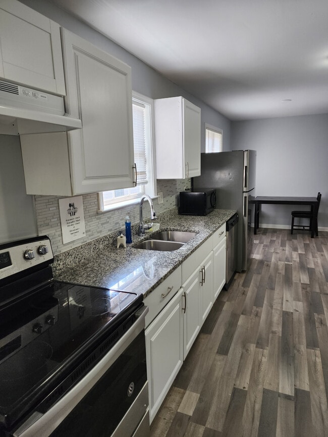 Room in Duplex on Jones Ave NW
