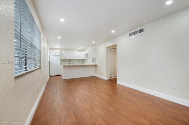 Building Photo - 5100 W Flagler St Unit 302