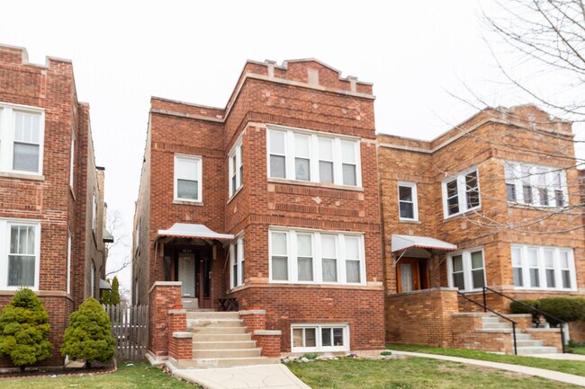 Building Photo - 4820 W Roscoe St Unit 2 Rental