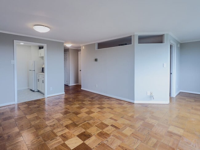 Building Photo - Sun filled top Floor Junior One Bedroom ne... Rental