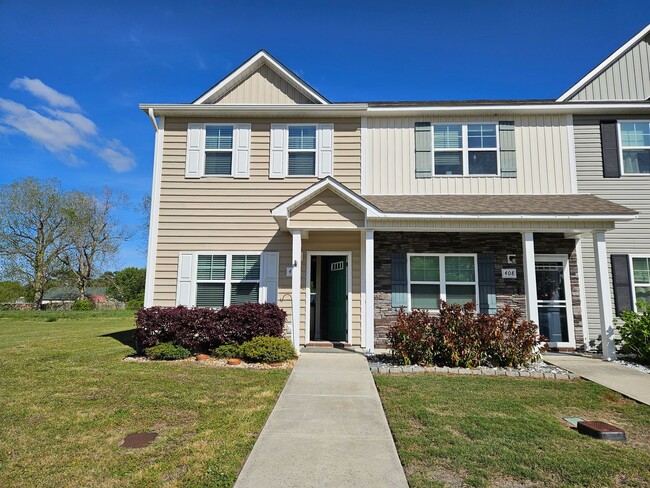 Building Photo - 2 bedroom, 2.5 bath unfurnished end unit townhouse in Sneads Ferry Justice Farm Townhome community