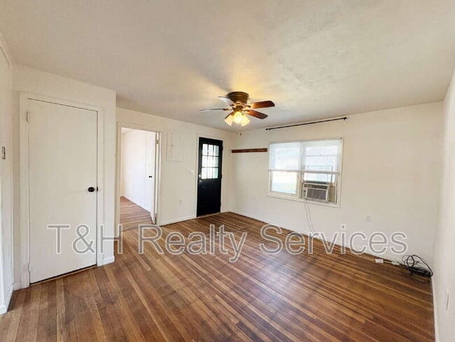 Photo - 117 W Ash St