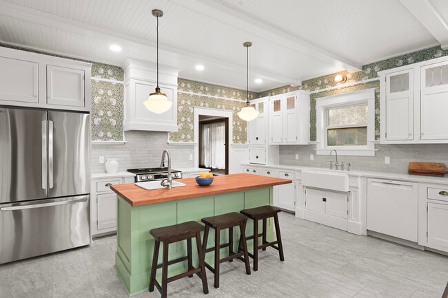 Photo - 320 E 8th St