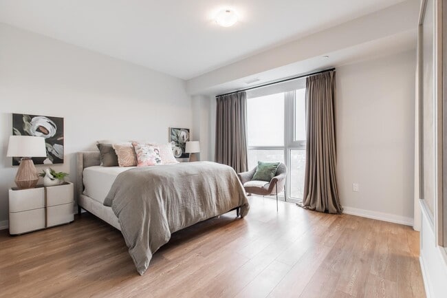 Photo - 870 Queenston Rd