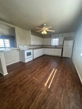 Photo - 2305 E 2nd