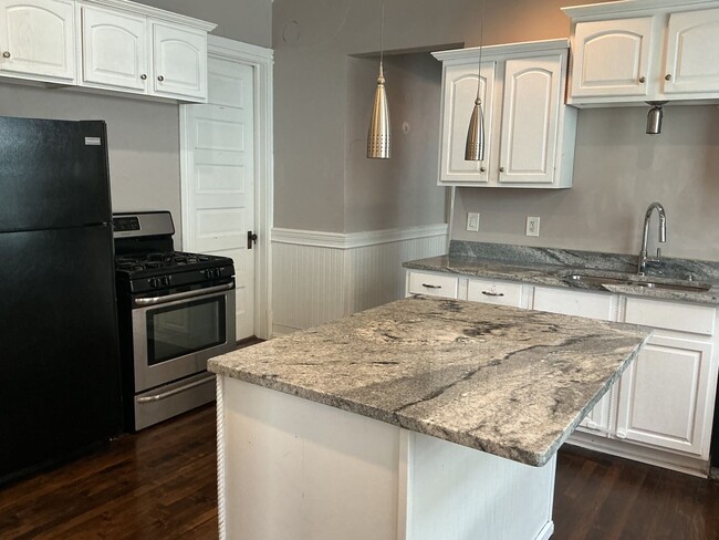 Building Photo - 2617 S Howell Ave Unit lower
