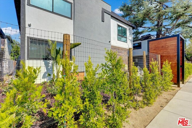 Photo - 5722 Woodman Ave Unit 4