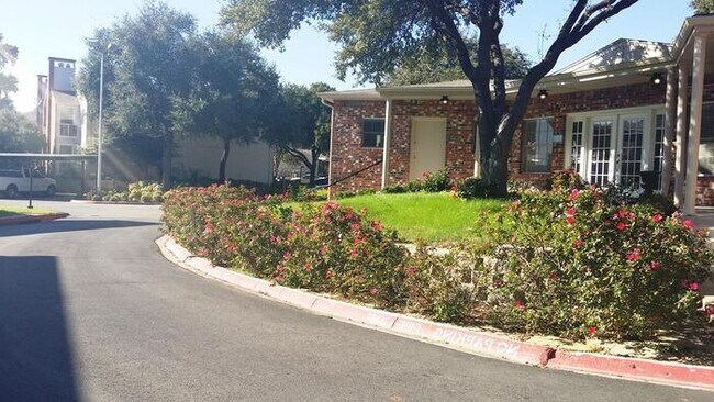 Photo - 6869 Chickering Rd Unidad d3