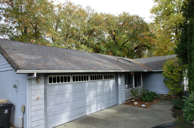 Beautiful Home In Quiet Neighborhood - Beautiful Home In Quiet Neighborhood