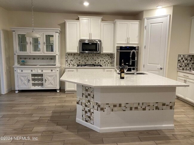 Photo - 130 Clifton Bay Lp