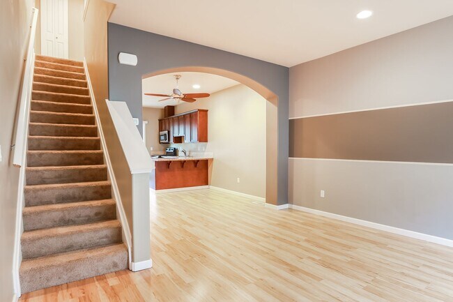 Photo - Bright and inviting townhome located in a charming community in Mountlake Terrace.