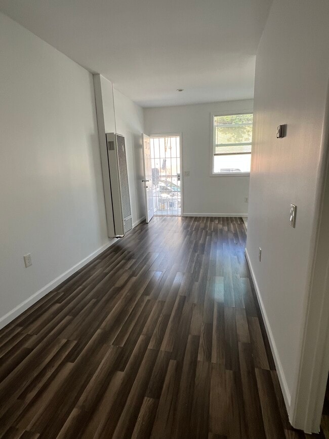 Building Photo - 431 W 2nd St Unit B Rental