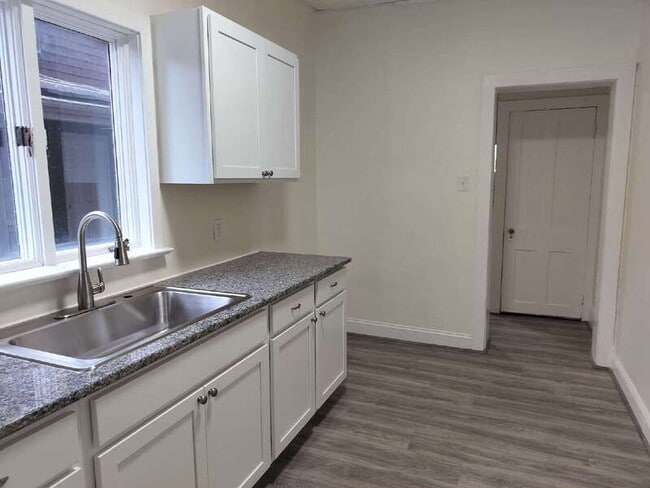 Photo - 547 Centre St