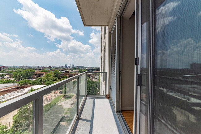 Building Photo - 1620 S Michigan Ave Unit 825