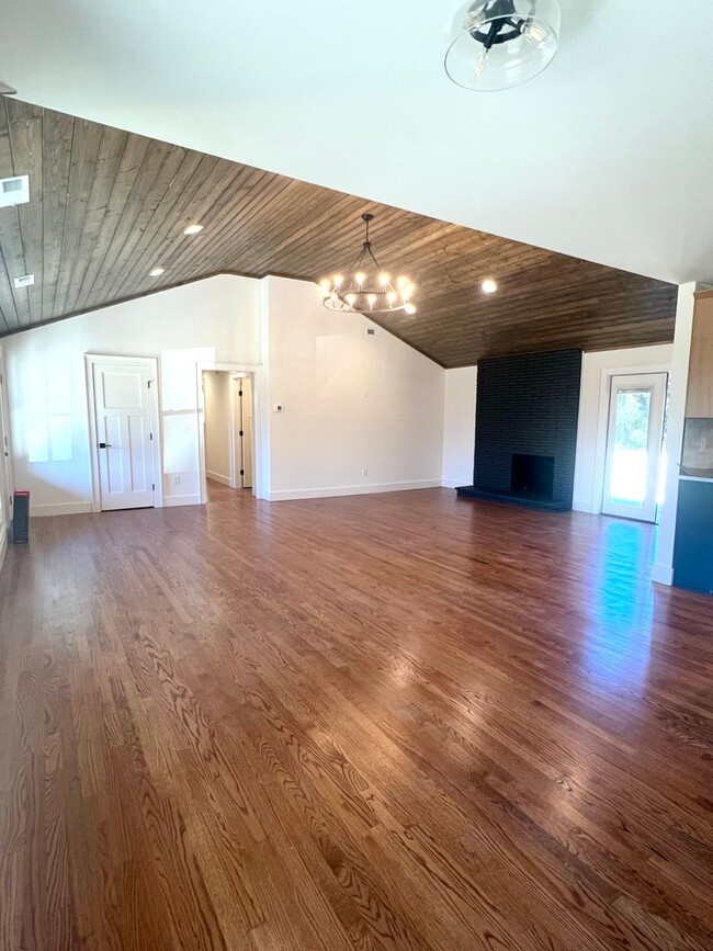 Photo - 3 Bedroom 2 Bath house Great Hendersonville Location!