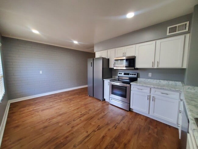 Photo - Town & Country Apartments