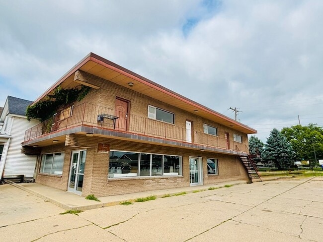 Building Photo - 100 W Superior St Unit 2