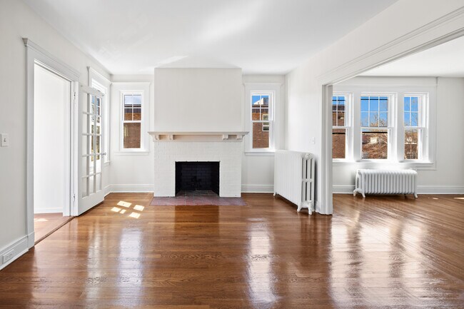 Photo - 852 Farmington Ave