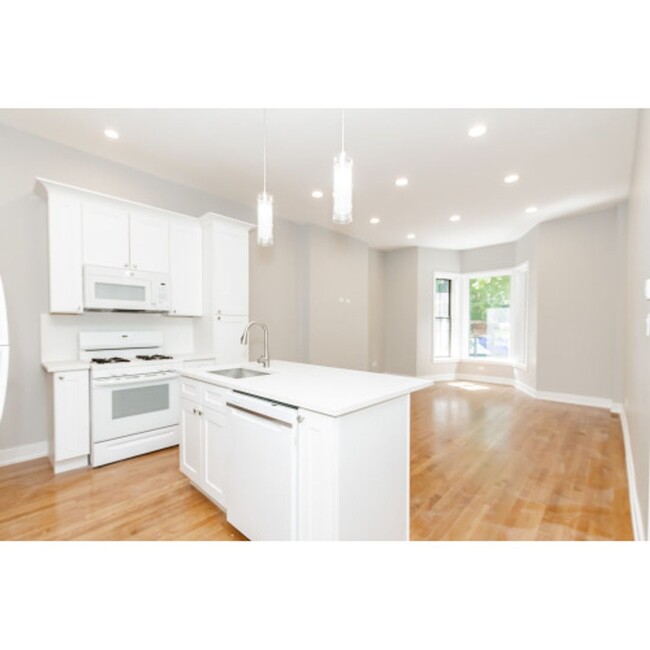 Photo - Luxury 3 Bedroom Apartment in Ideal Gold C... Unit 101