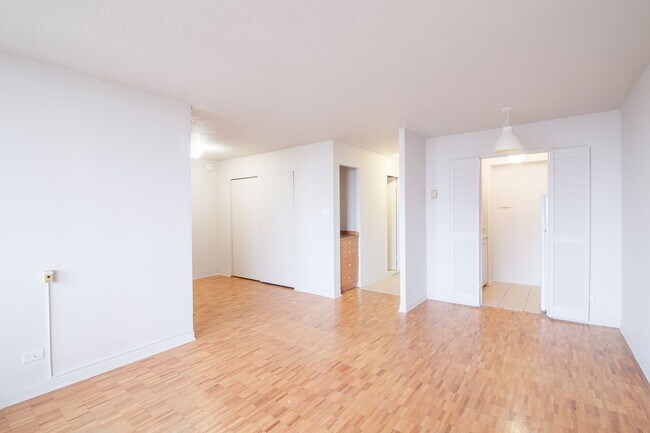 Building Photo - 1975 Maisonneuve Blvd W Unit 704