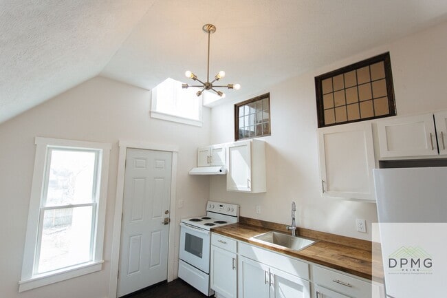 Building Photo - 322 E Hillsdale St Unit 2 Rental
