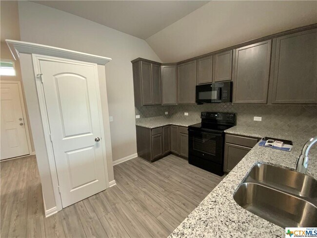 Photo - 3043 Dade Loop