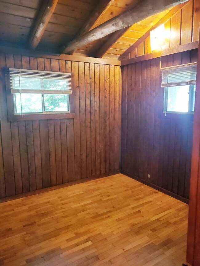 Cozy Cabin in Lake Naomi with Wood texture... Rental House Rental in