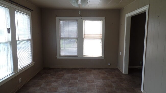 Building Photo - 704 E Guadalupe St