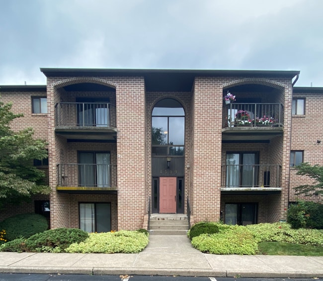 Building Photo - 4509 N Hedgerow Dr Rental