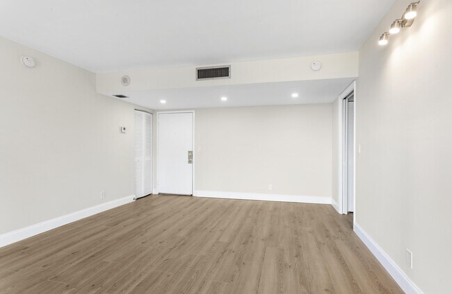 Photo - 2425 Presidential Way Unit 405