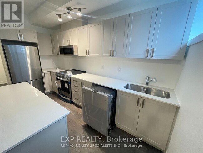 Photo - 1075 Douglas McCurdy Cmn