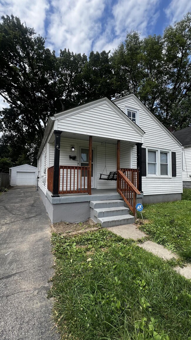 Photo - 1212 Homeview Dr