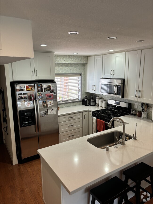 Building Photo - 10926 Bluffside Dr Rental