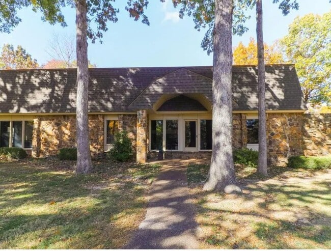 Photo - 3 Bed / 4.5 Bath - 3902 sq. feet!