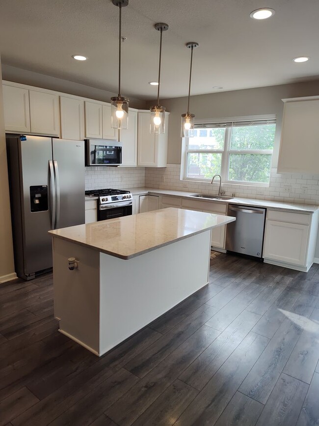 Building Photo - Great 3 bedroom, 2 bathroom townhome