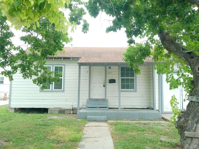 Building Photo - 2837 Sarita St