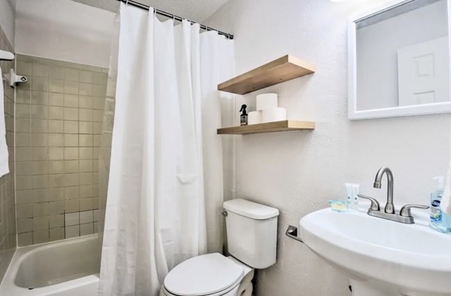 Photo - 416 40th St E