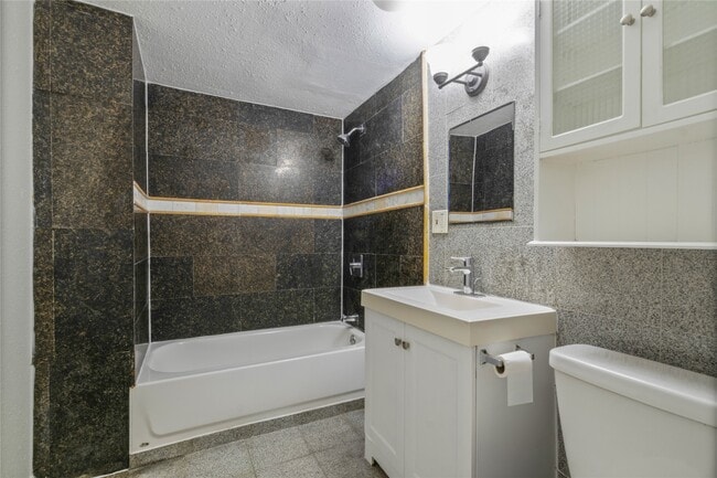 Building Photo - 2507 37th St Unit B